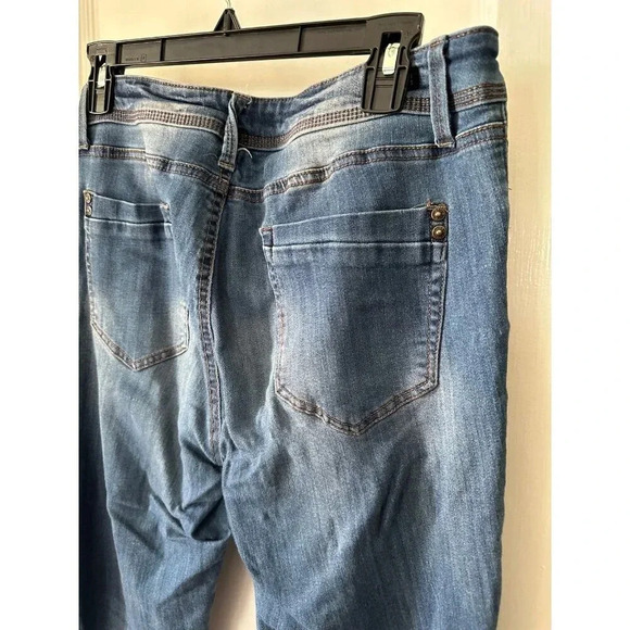 Almost Famous Women’s size 13 ripped jeans - Picture 6 of 6